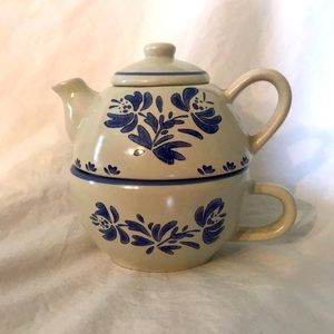 Vintage Pfaltzgraff Yorktowne Teapot and Cup Set
